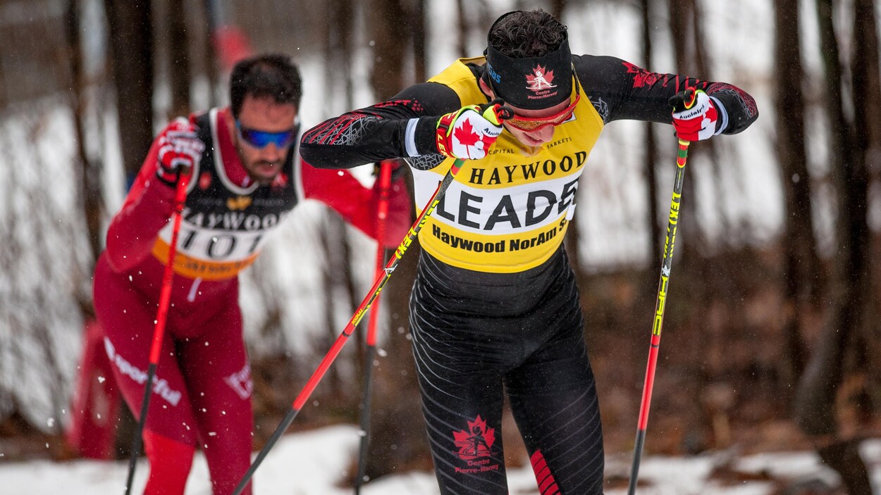 Deux hommes pendant une course de ski de fond