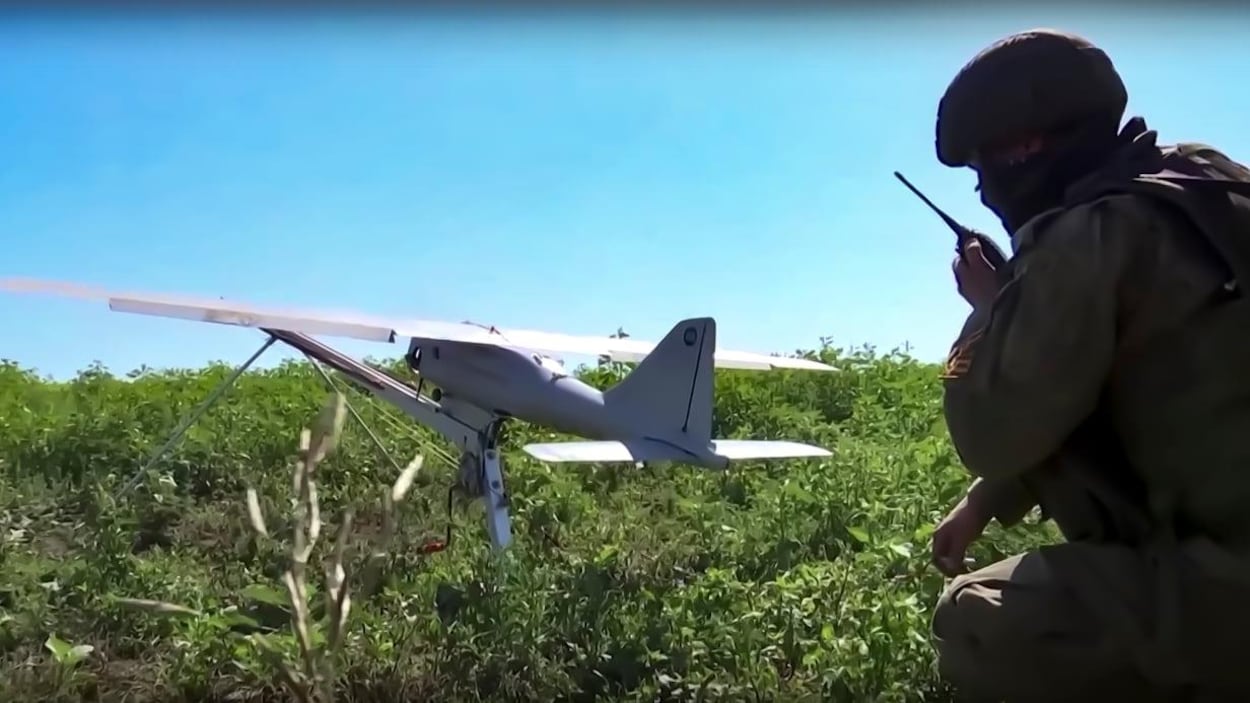 Un Russe qui vit à Toronto accusé d’exporter des pièces de drone vers la Russie