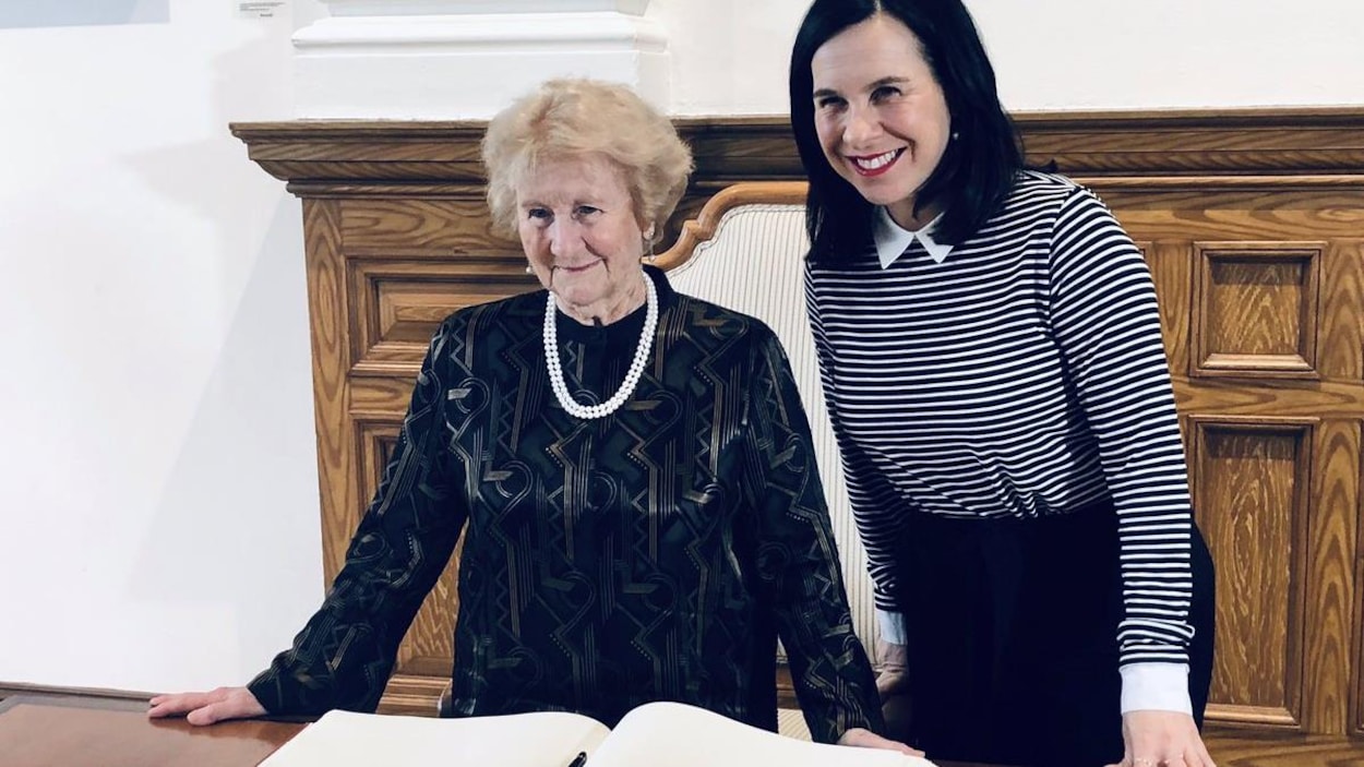 Antonine Maillet devant un grand livre ouvert et Valérie Plante à ses côtés.