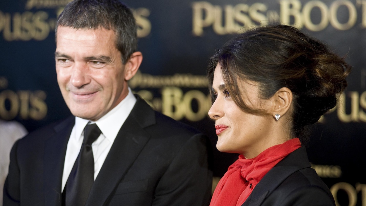 Les acteurs Antonio Banderas et Salma Hayek posant côte à côte sur le tapis rouge d'un événement pour la sortie du film « Le Chat Potté », en 2011. Les acteurs Antonio Banderas et Salma Hayek posant côte à côte sur le tapis rouge d'un événement pour la sortie du film « Le Chat Potté », en 2011.