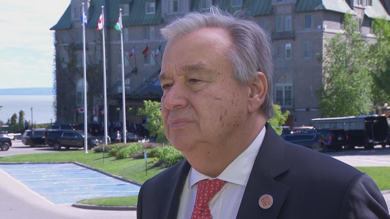 Gros plan sur le secrétaire général de l'ONU Antonio Guterres, avec le Chateau Frontenac en arrière-plan.