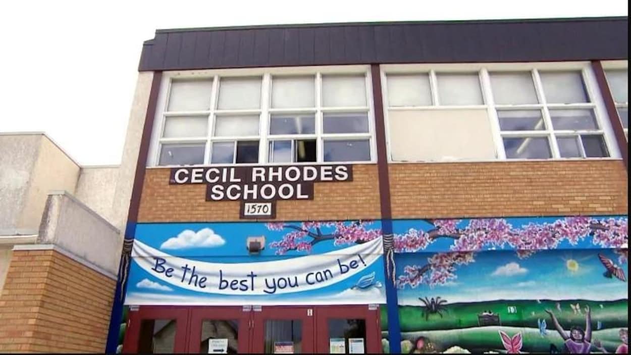 La façade de l'École Cecil Rhodes à Winnipeg.