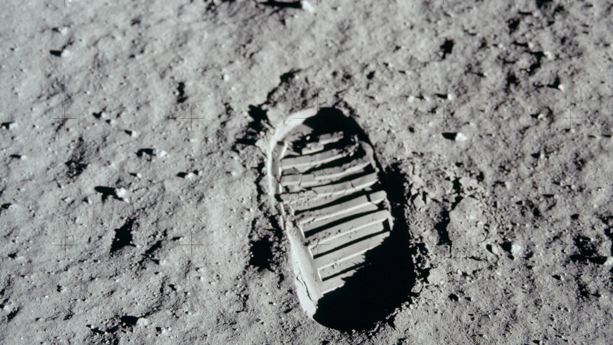 L'empreinte du pied d'un astronaute sur la Lune.