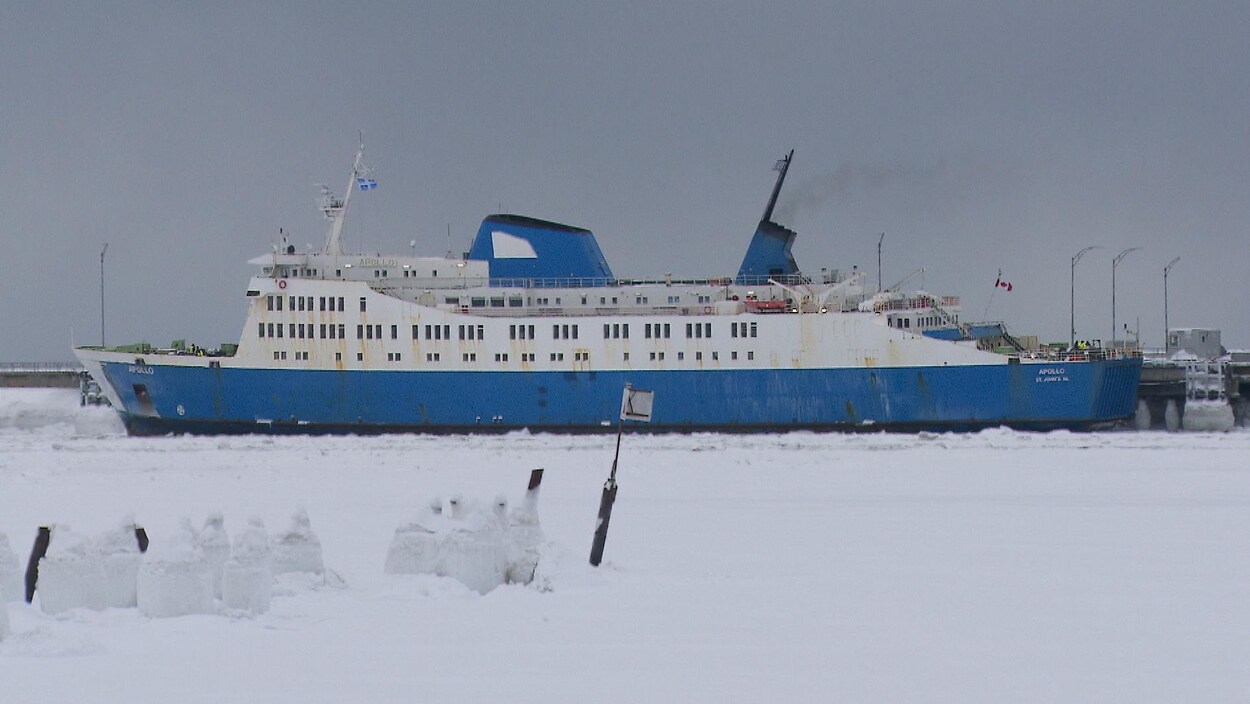 On voit un gros navire sur le fleuve Saint-Laurent. Il est entouré de neige. Il s'agit du traversier Apollo.
