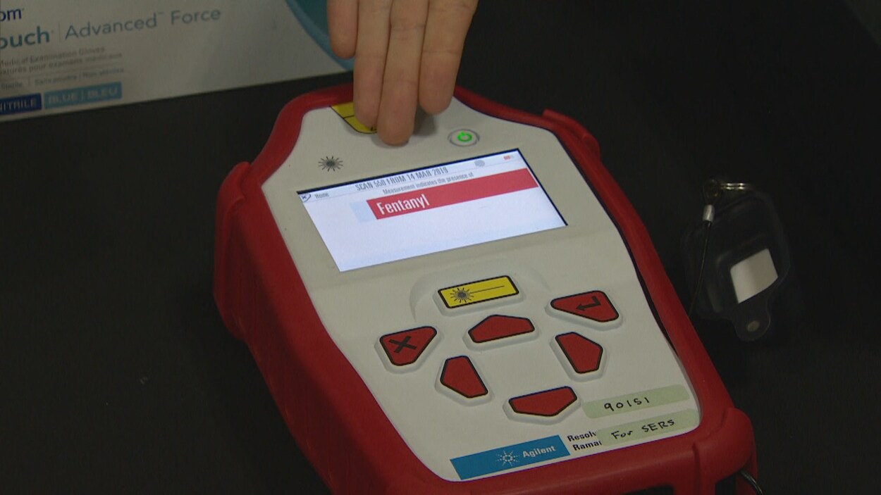 L'appareil composé de gros boutons et d'un écran affiche le mot fentanyl.
