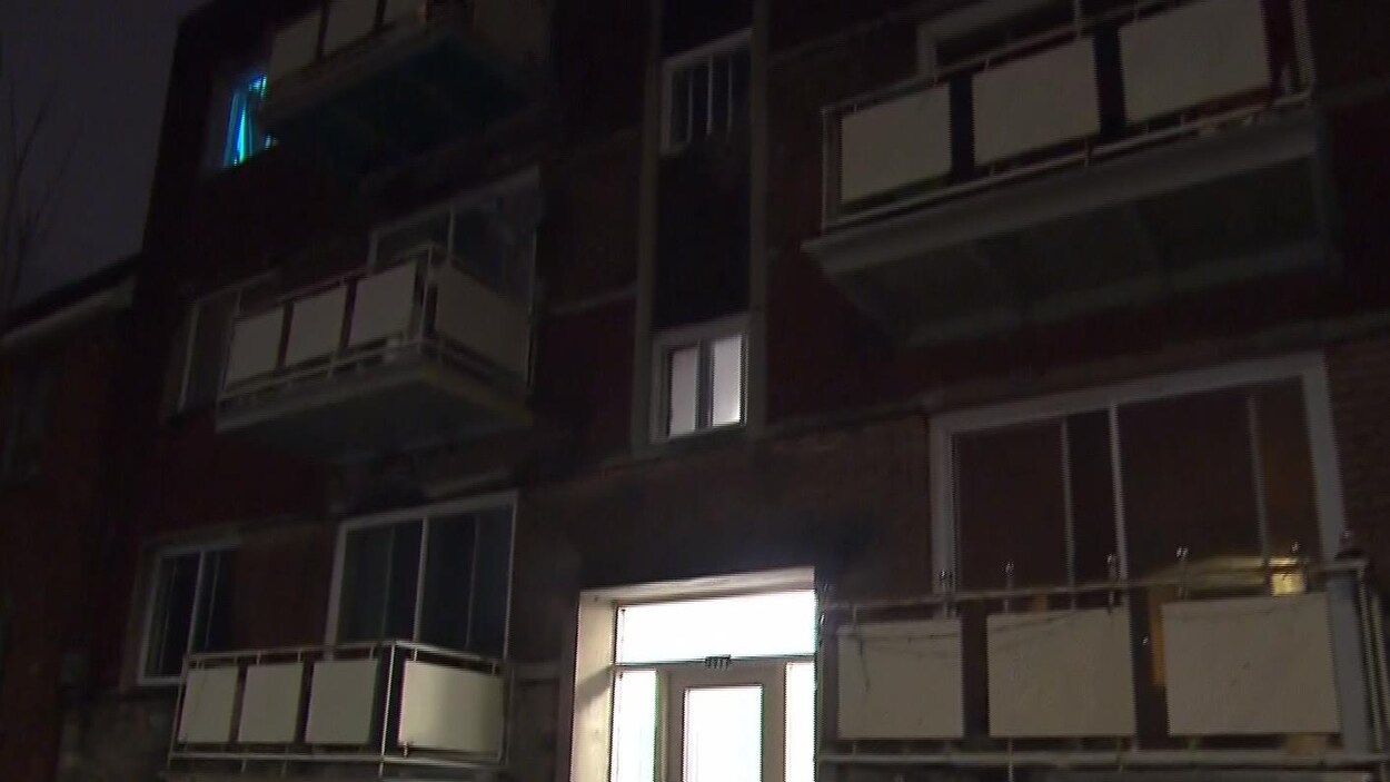 Un bloc d'appartements.