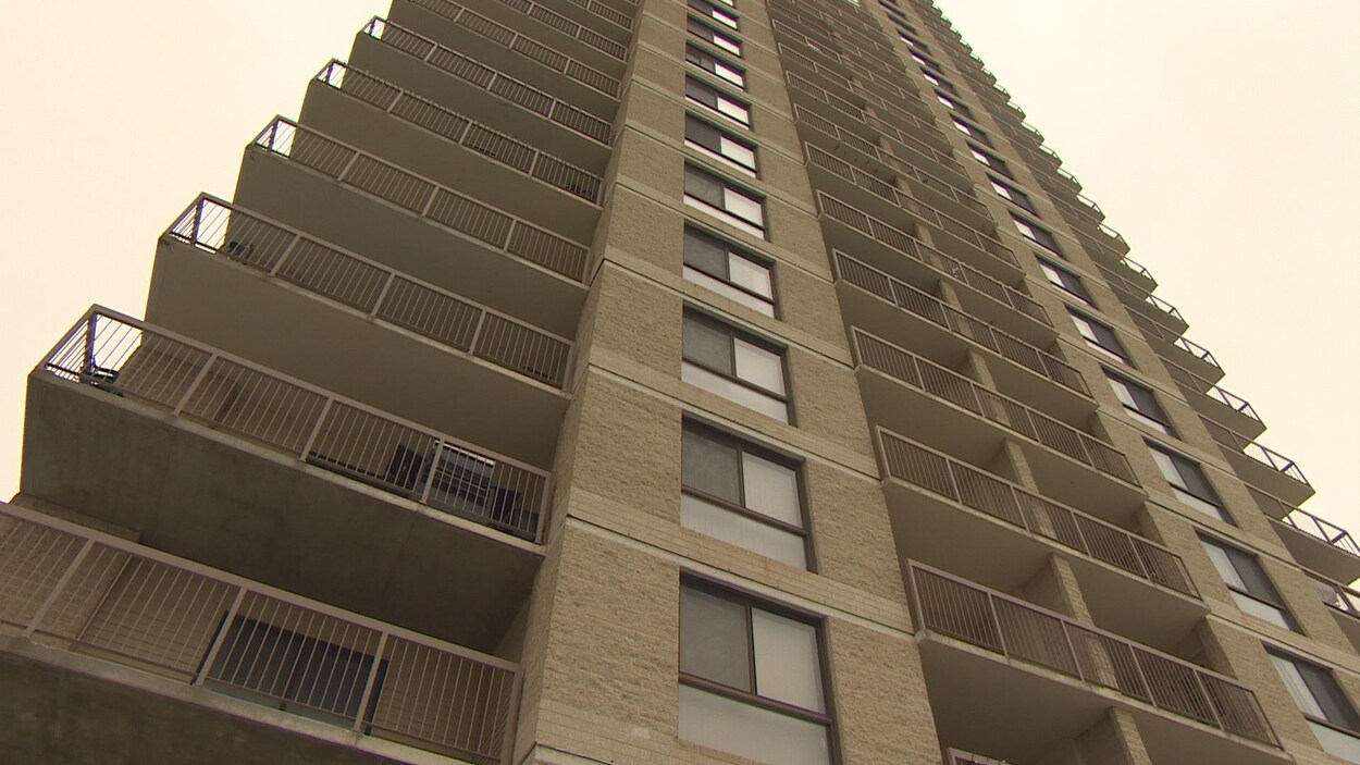 Vue en contre-plongée d'un immeuble résidentiel de Winnipeg.