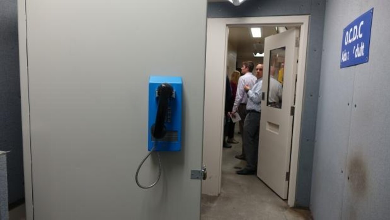 Un téléphone au Centre de détention Ottawa-Carleton.