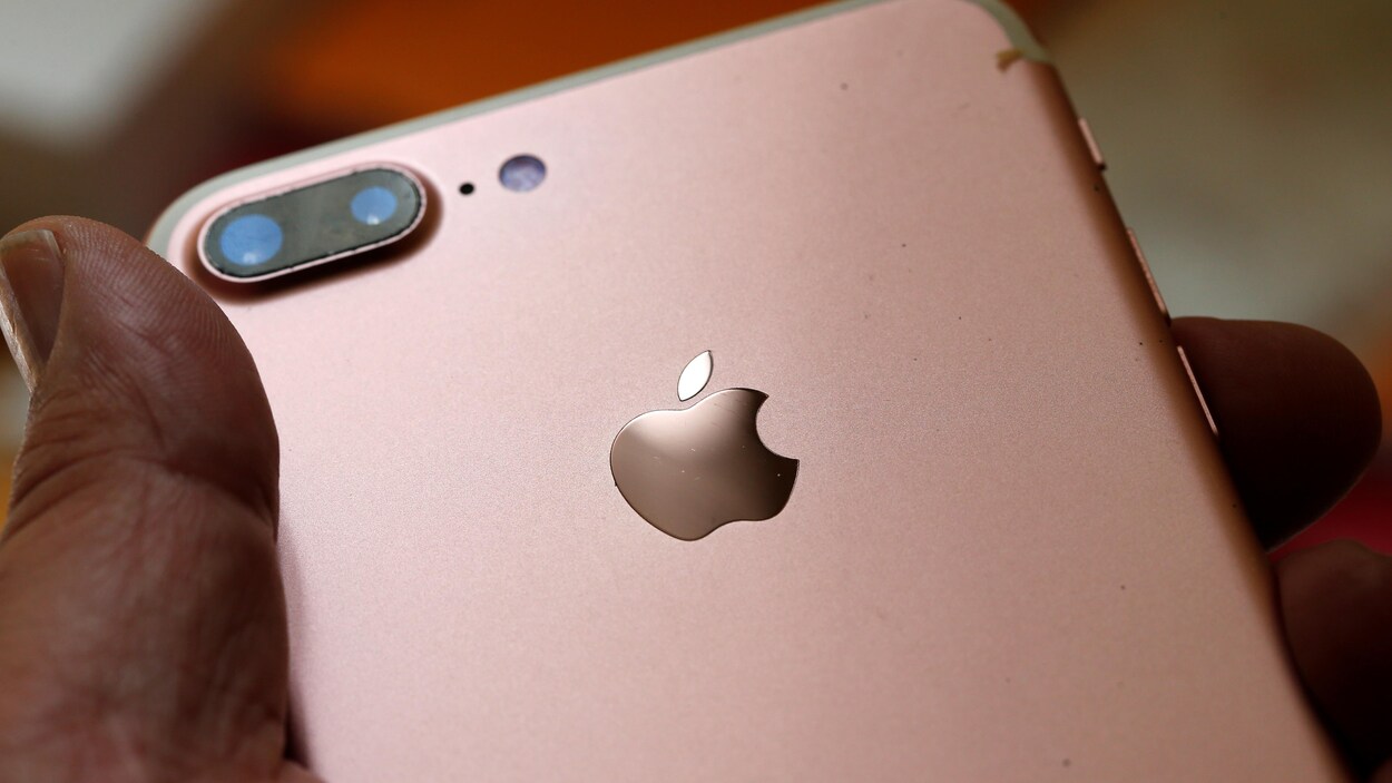 Un téléphone Apple dans la main d'un utilisateur.