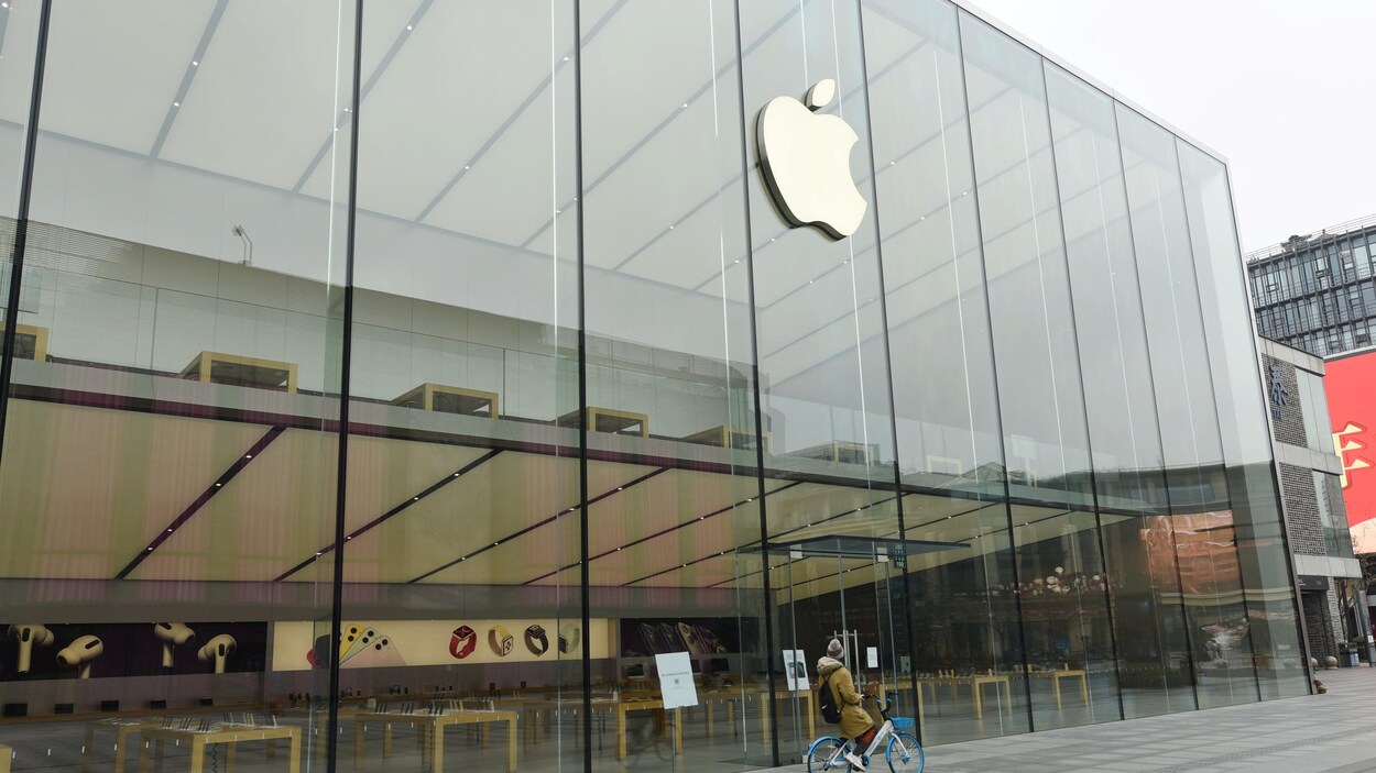 Un magasin Apple fermé près du lac West à Hangzhou en Chine