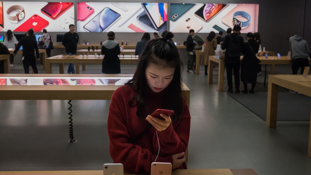 Des consommatrices et consommateurs chinois dans un Apple Store.