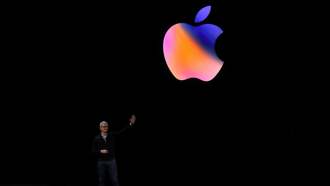 Le PDG d'Apple, Tim Cook, salue la foule lors d'un événement de dévoilement d'iPhone.