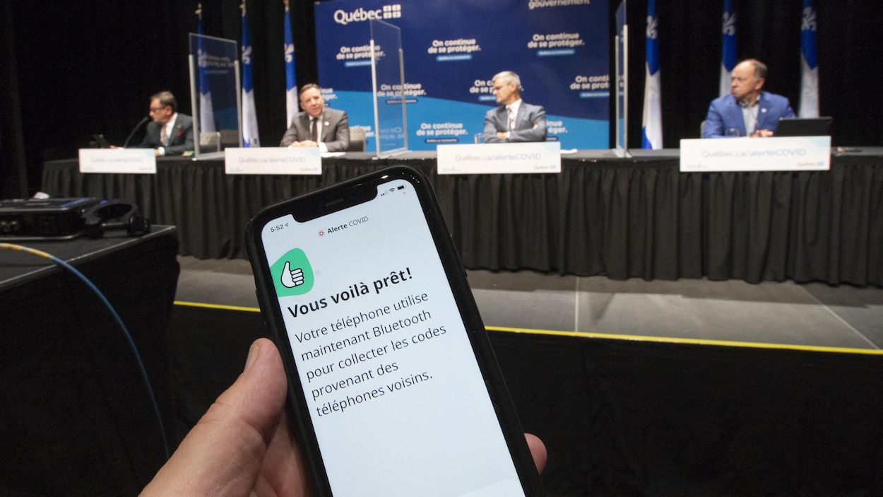 Un écran de l'application Alerte COVID lors d'une conférence de presse du gouvernement du Québec.