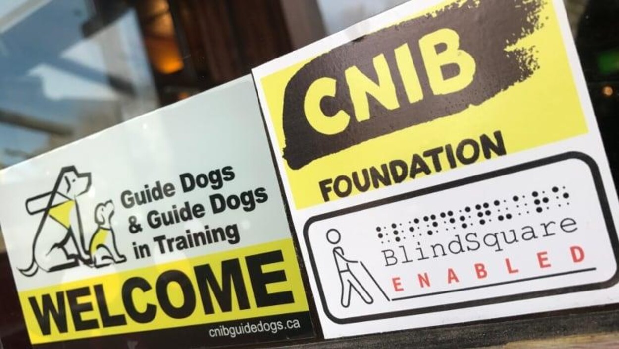 Une enseigne dans la vitre d’un commerce indique que l’application mobile du CNIB peut y être utilisée.