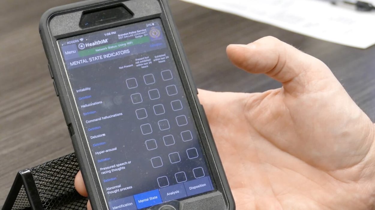 Un téléphone dans une main.