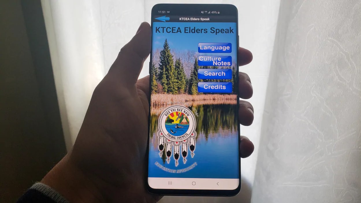 Gros plan sur un téléphone portable qui montre la page d'accueil de l'application Elders Speak.