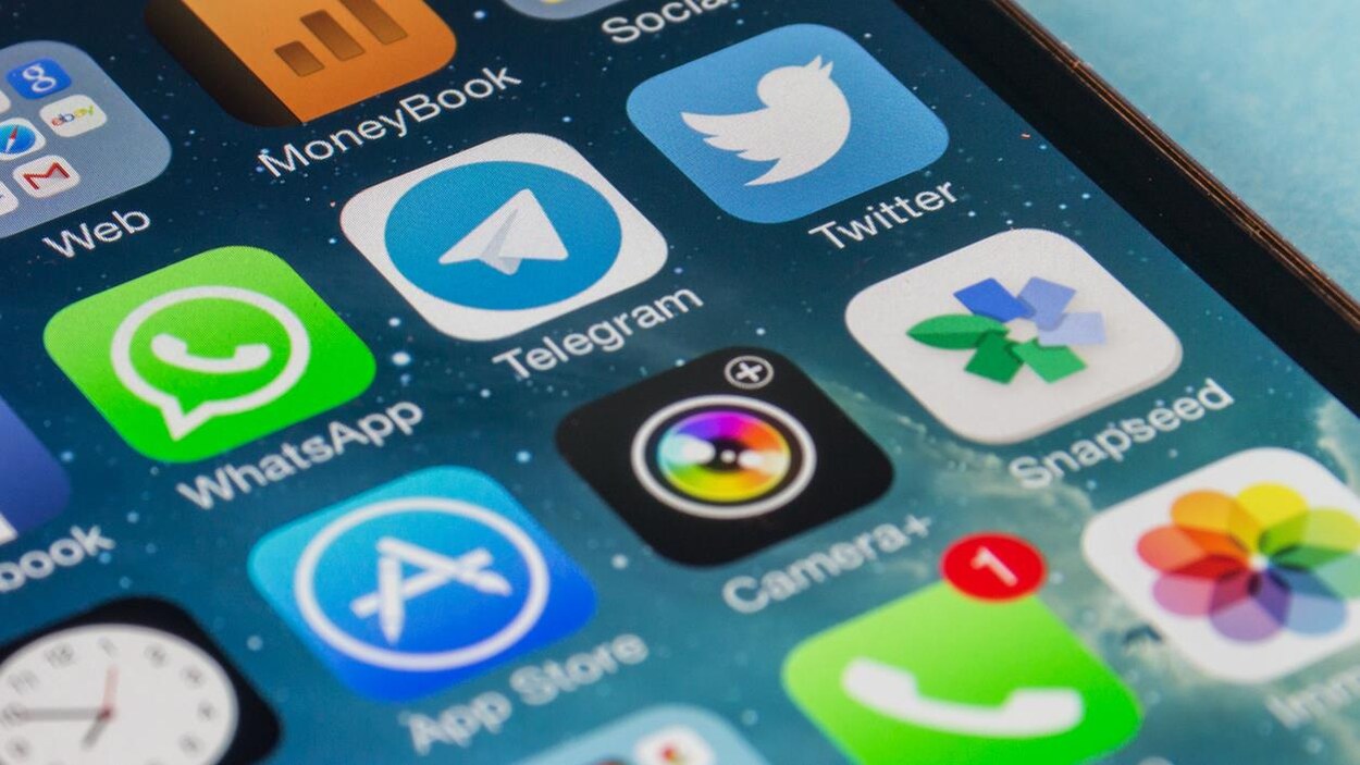 Un écran de téléphone intelligent propose plusieurs applications mobiles dont Telegram. Un écran de téléphone intelligent propose plusieurs applications mobiles dont Telegram.