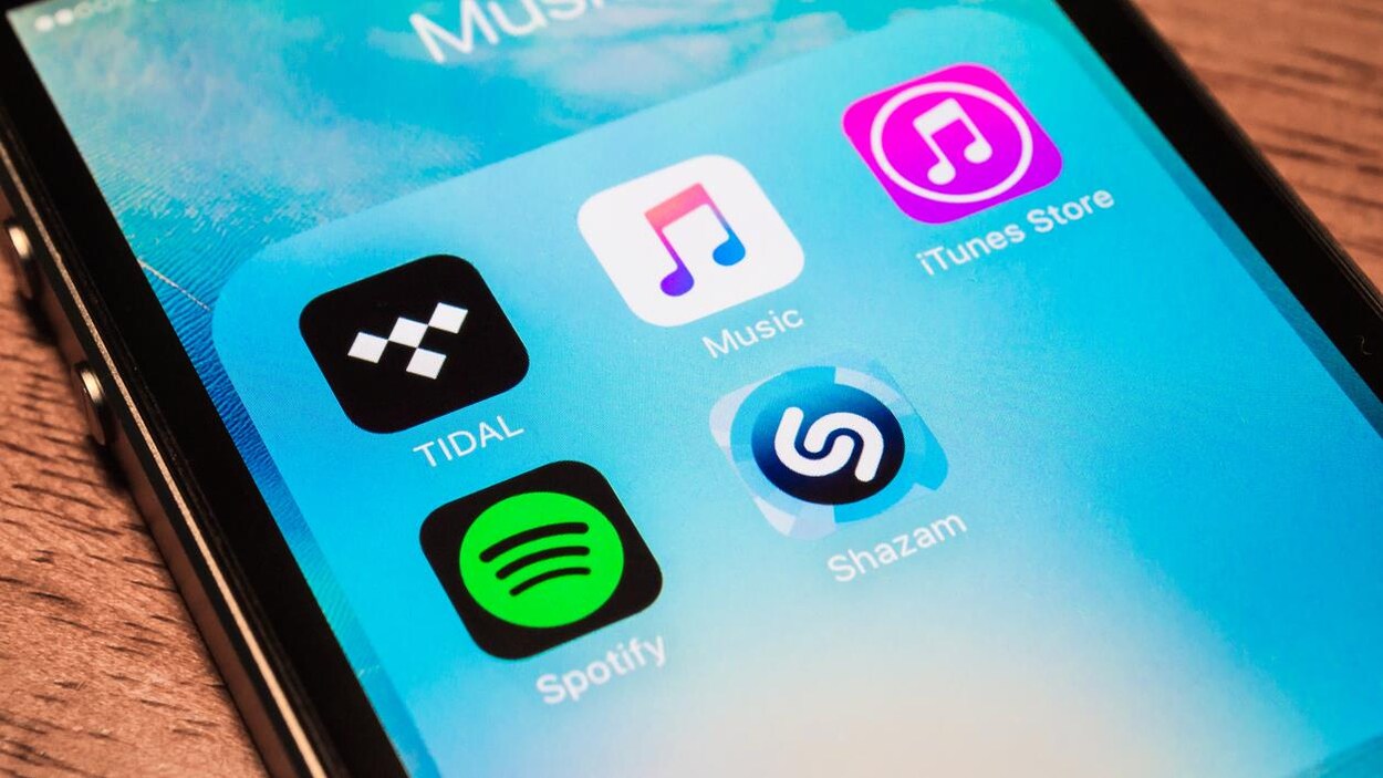 Les icônes de applications apparaissent sur l'écran d'un téléphone intelligent. Les icônes de applications apparaissent sur l'écran d'un téléphone intelligent.