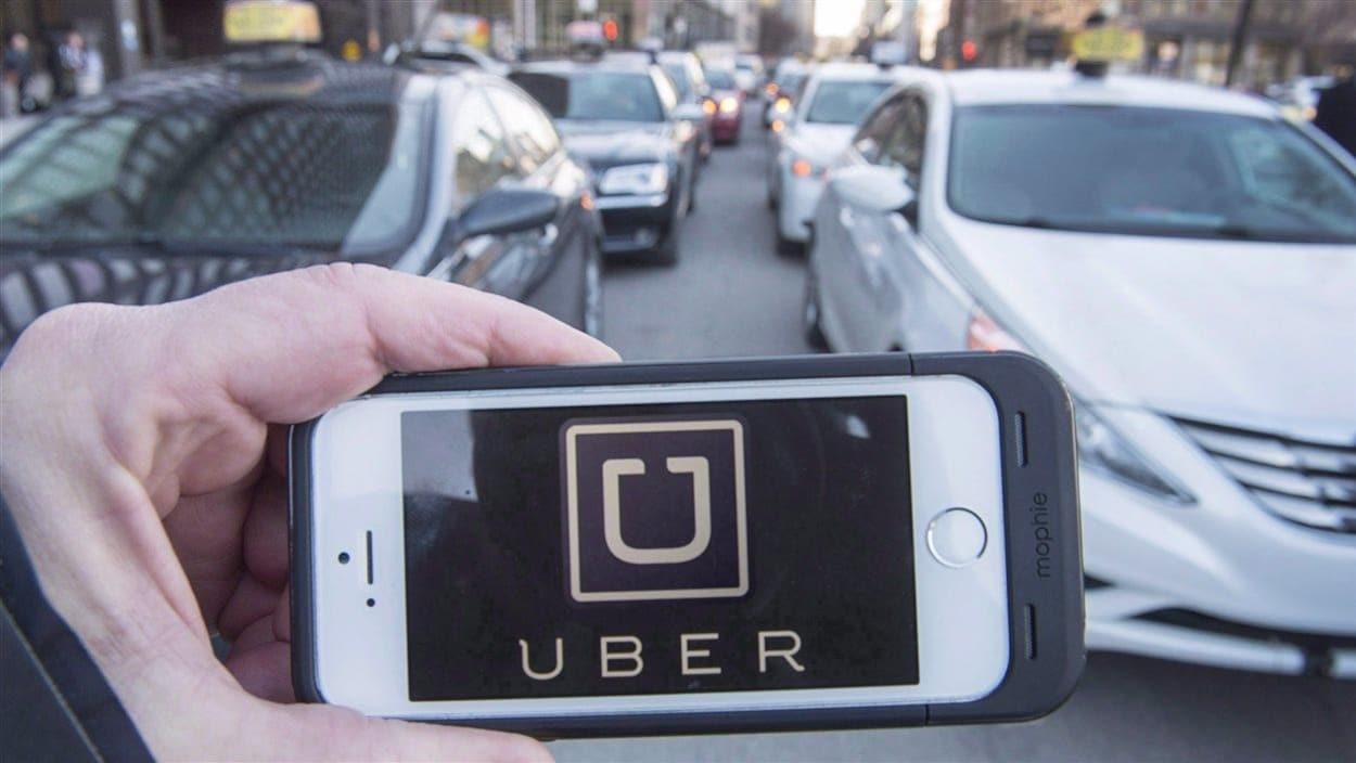 L'application Uber et des voitures de taxi.