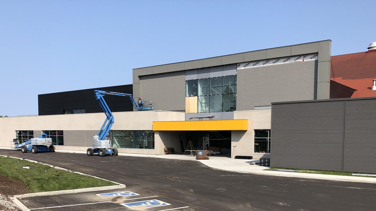 L'édifice de l'aquagym est en construction.
