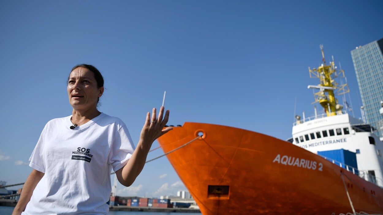 La directrice générale de SOS Méditerranée, Sophie Beau, et le bateau l'Aquarius 2 La directrice générale de SOS Méditerranée, Sophie Beau, et le bateau l'Aquarius 2