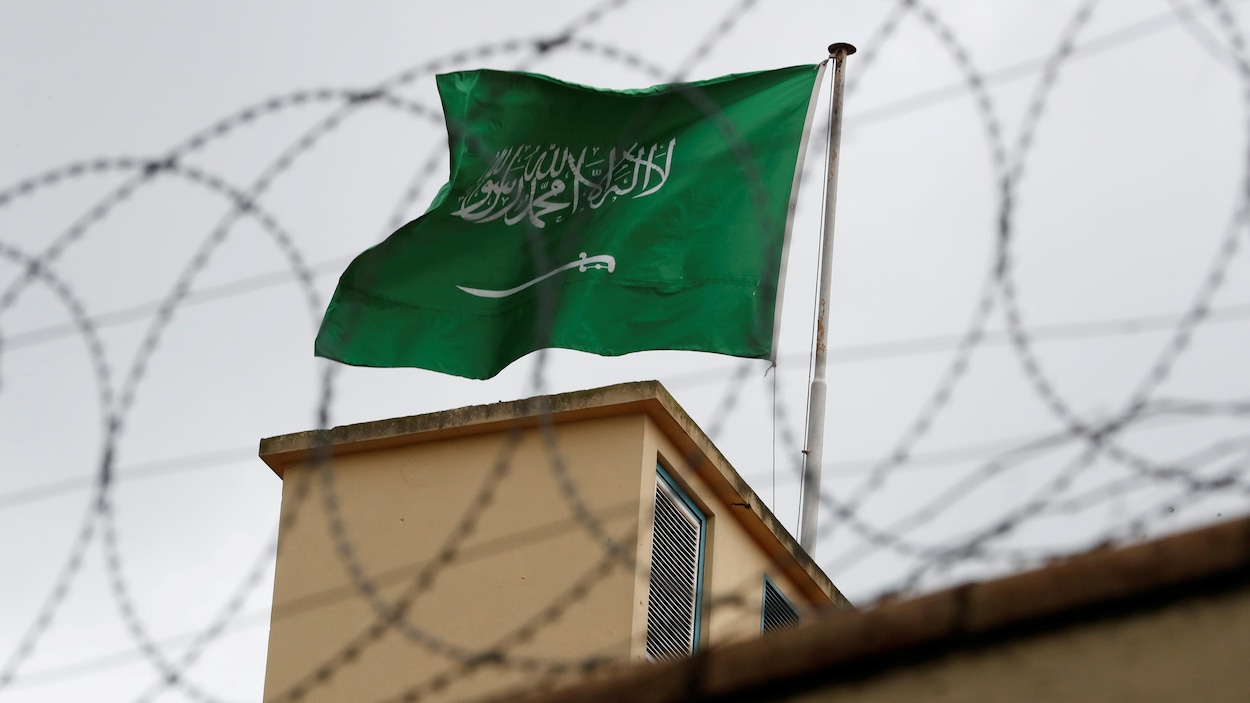 Le drapeau saoudien flotte sur le consulat du pays en Turquie.