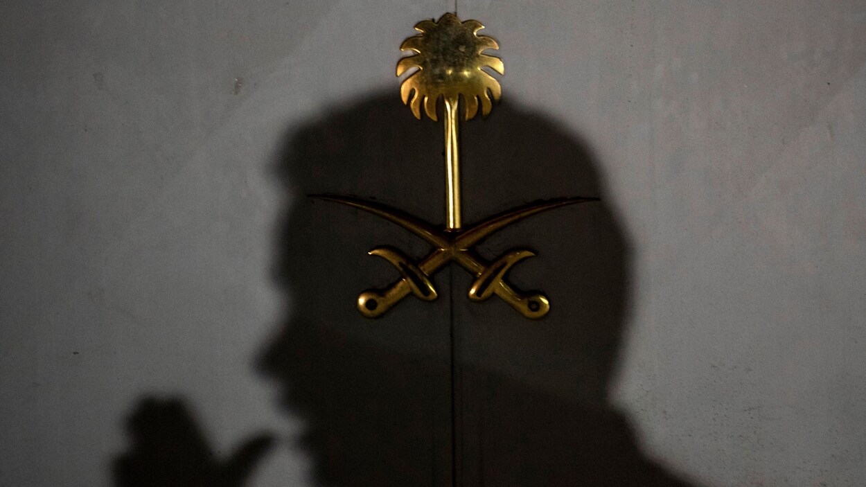 Un responsable saoudien se tient près de la porte arrière du consulat saoudien à Istanbul, le 17 octobre, alors que des officiers de police turcs y mènent une deuxième enquête.