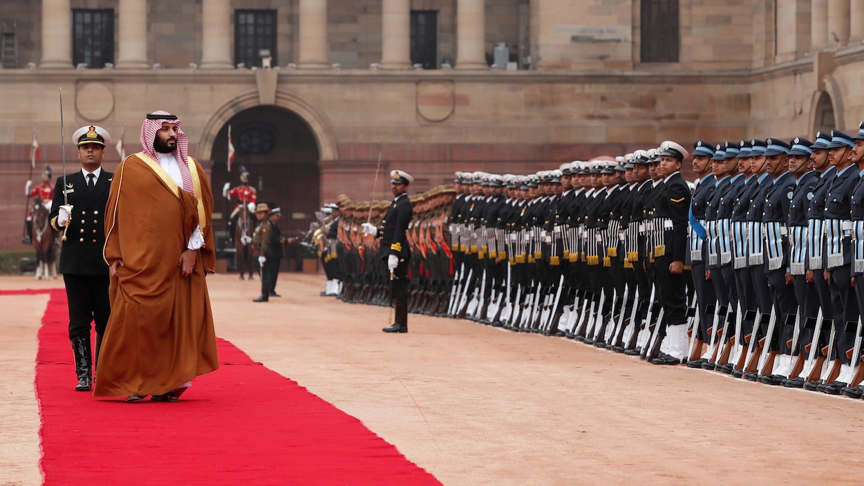 Le prince héritier saoudien Mohammed ben Salmane inspecte une garde d'honneur lors de sa réception solennelle devant le palais présidentiel Rashtrapati Bhavan à New Delhi, Inde, le 20 février 2019.