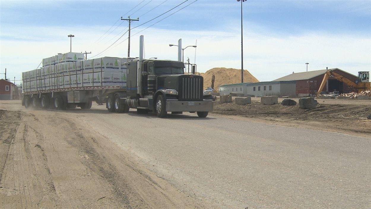 Un poids lourd circule sur les terrains d'Arbec à Port-Cartier.