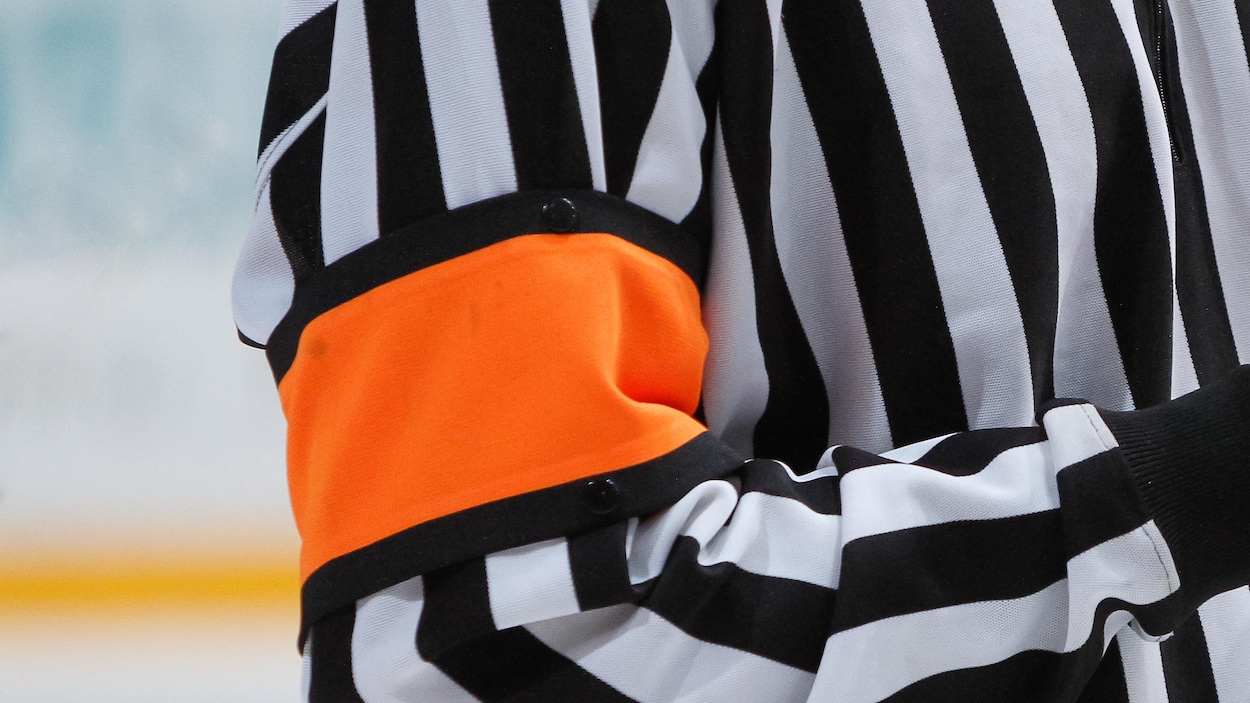 Visé par des propos « haineux », un adolescent arbitre doit être escorté hors de la glace