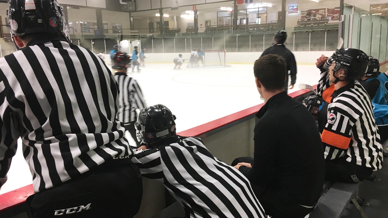 Un ancien de la LNH forme des arbitres sur la Côte-Nord
