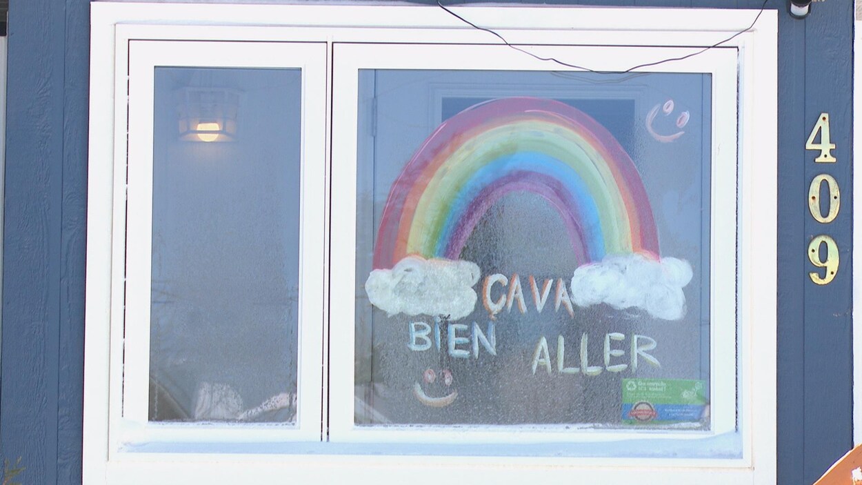 Un arc-en-ciel et l'inscription ça va bien aller sont apposés sur la fenêtre de Transit Sept-Îles.