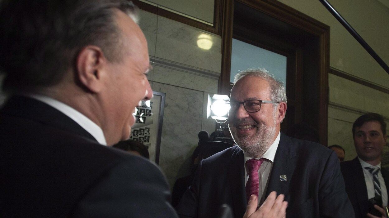 Le chef intérimaire du PLQ, Pierre Arcand, et le premier ministre François Legault sont tout sourire. Le chef intérimaire du PLQ, Pierre Arcand, et le premier ministre François Legault sont tout sourire.