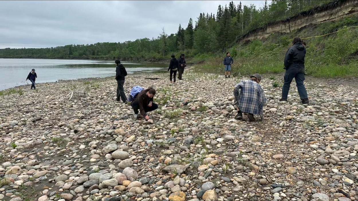 Une jeune Autochtone découvre une pointe de projectile intacte sur un site millénaire