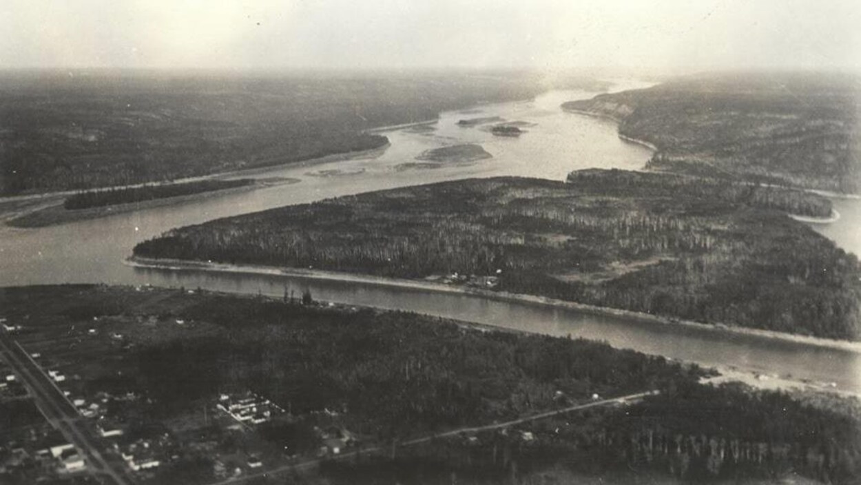 Photo en noir et blanc des rivières et de l'île MacDonald dans la région municipale de Wood Buffalo Photo en noir et blanc des rivières et de l'île MacDonald dans la région municipale de Wood Buffalo