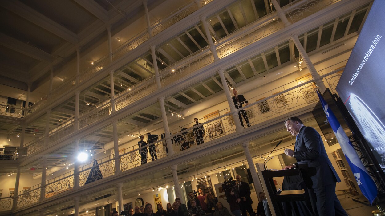François Legault dans l'immeuble des Archives nationales, à Montréal.