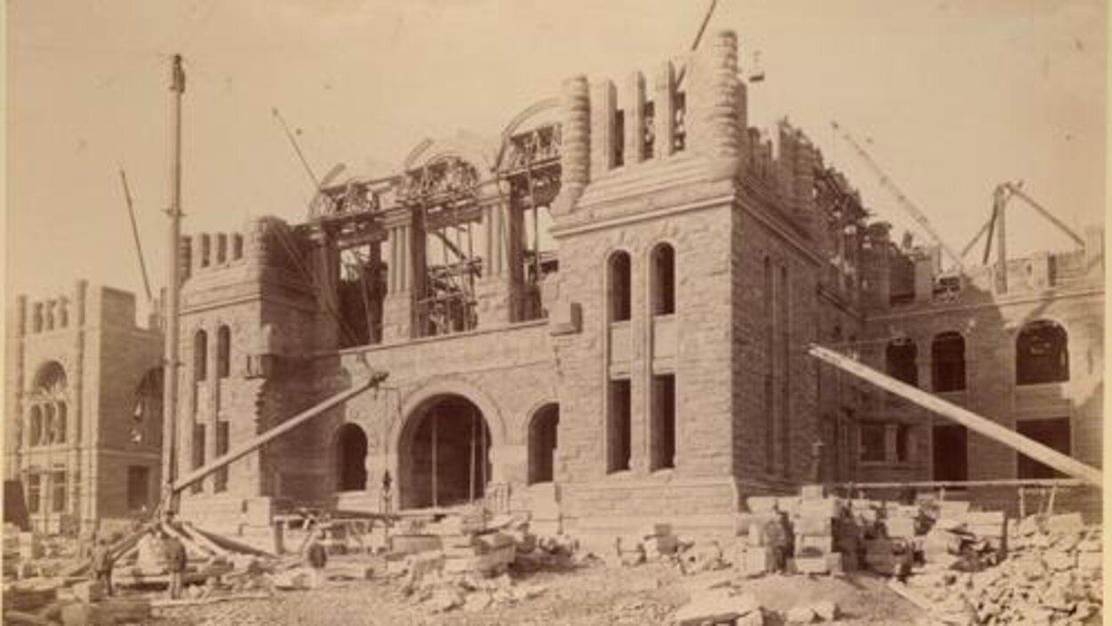 une photo d'archives orangée d'un immeuble en construction