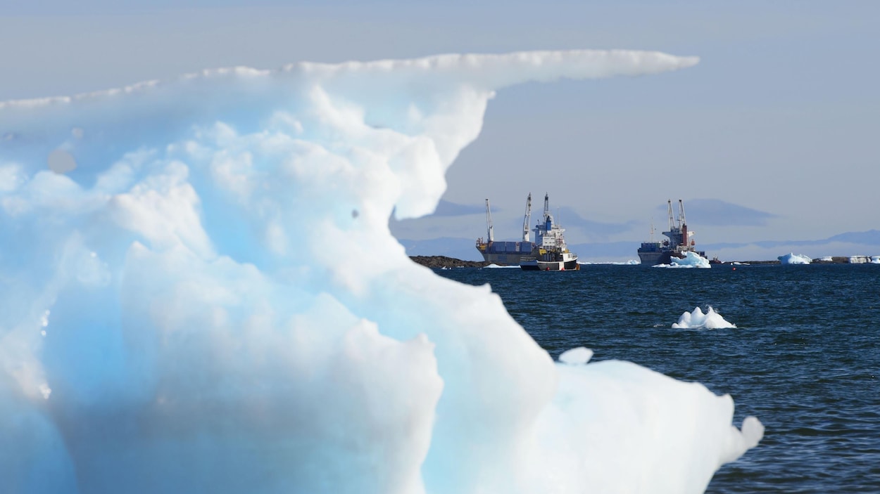 Des bateaux sur l'Arctique entourés de glace.