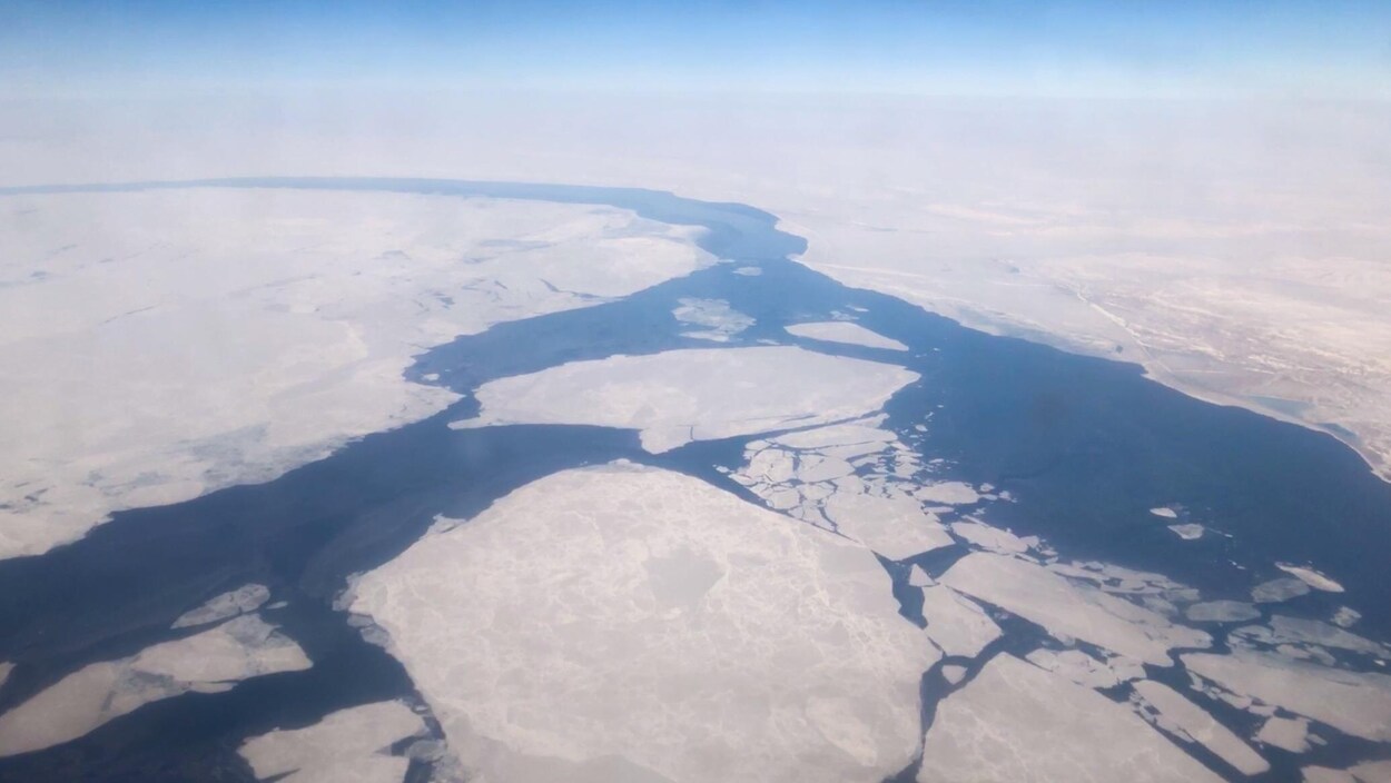 L'océan Arctique vu du haut des airs entre Resolute Bay et Tuktoyaktuk.