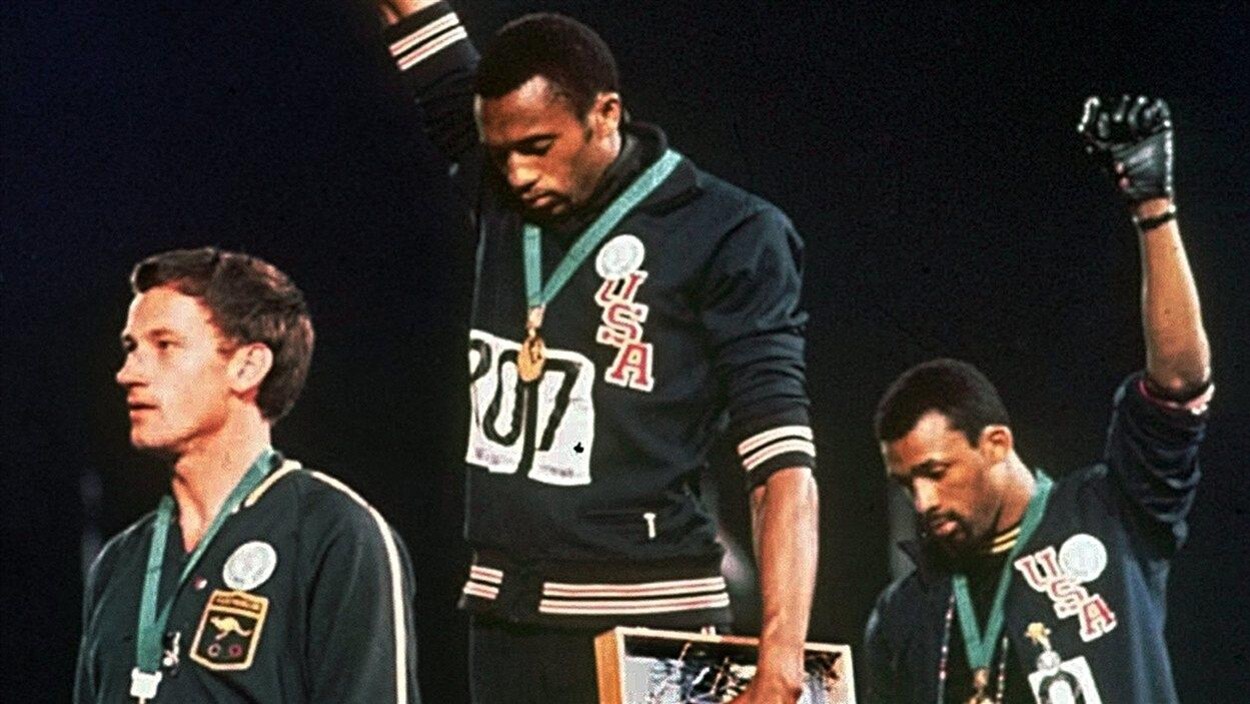 Tommie Smith et John Carlos, têtes baissées, poings levés / © Tim Dahlberg, AP