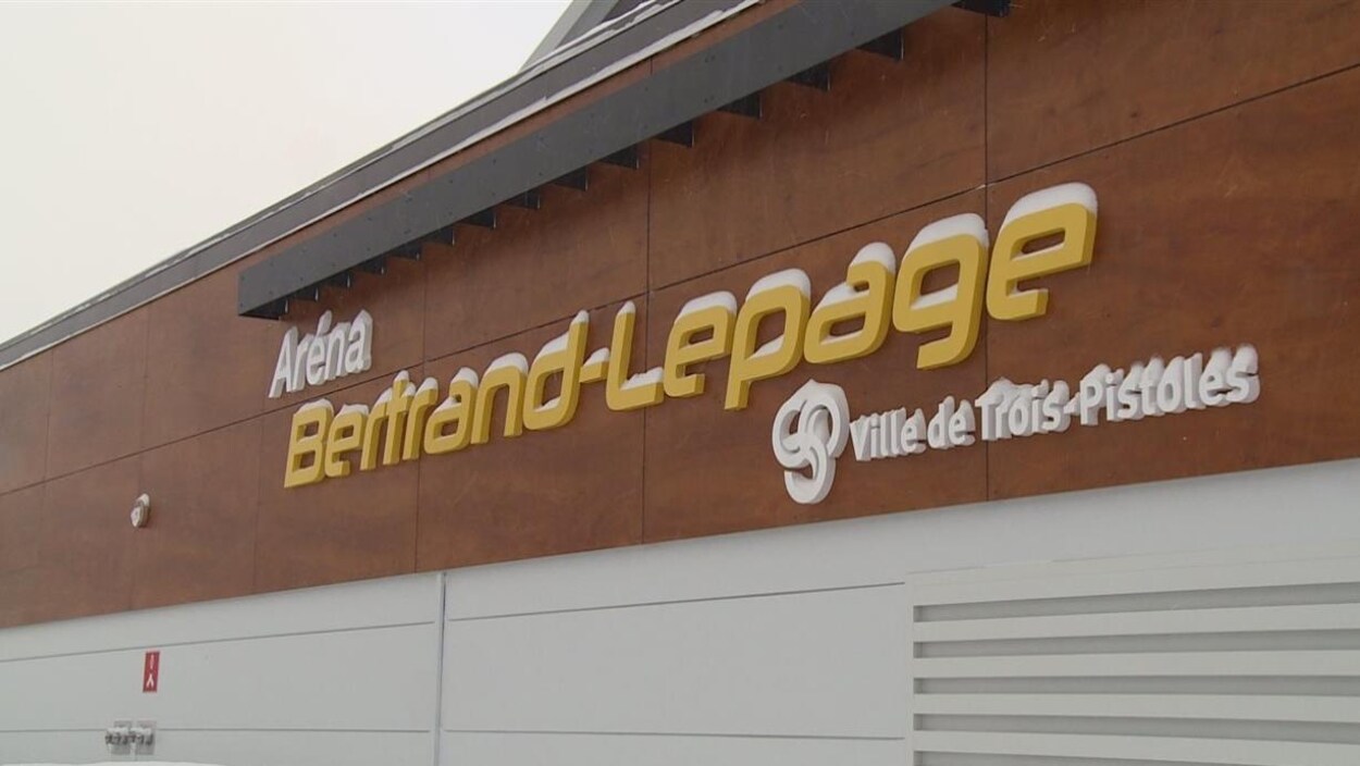 Le nom de l'aréna est inscrit sur son mur extérieur.