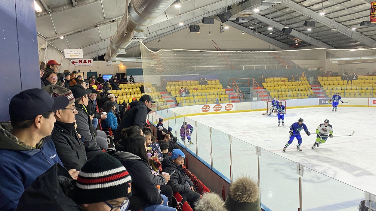 Des spectateurs qui regardent une partie de hockey.