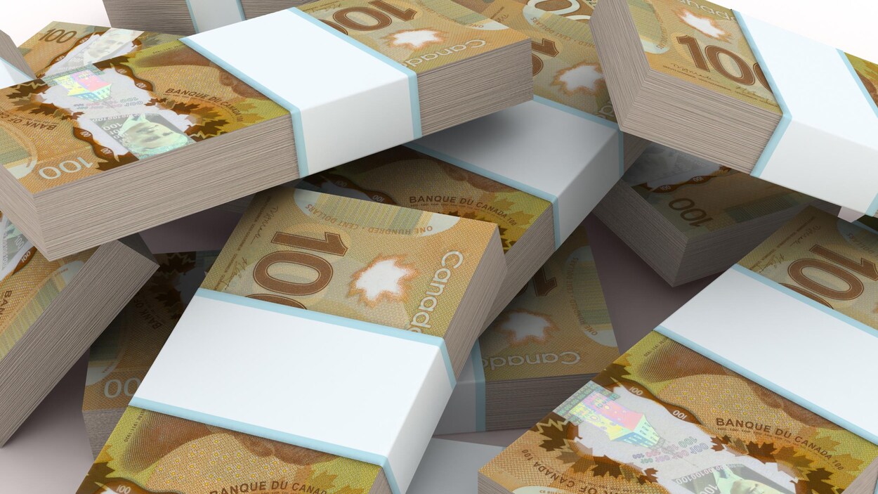 Des liasses de billets de 100 dollars canadiens.
