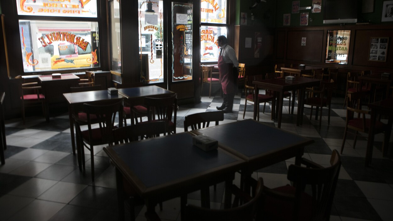 Un restaurant vide, plongé dans le noir.