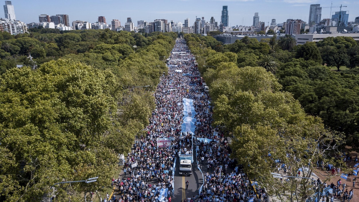 Des milliers de personnes prennent part à une manifestation contre l'avortement à Buenos Aires en Argentine.