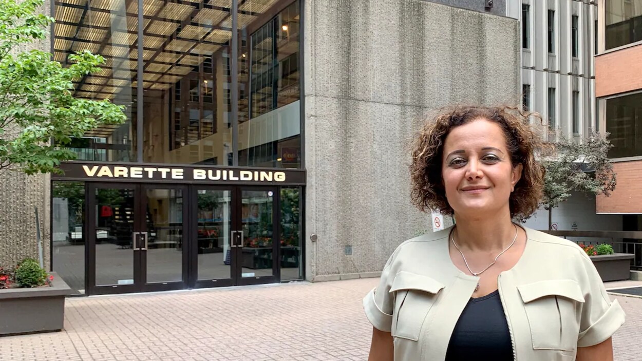 Arghavan Gerami pose pour la caméra devant un édifice d'Ottawa.
