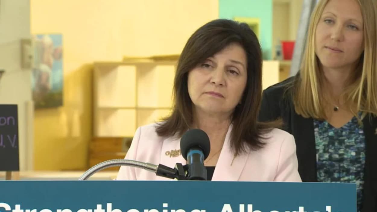 La ministre de l'Éducation de l'Alberta done une conférence.