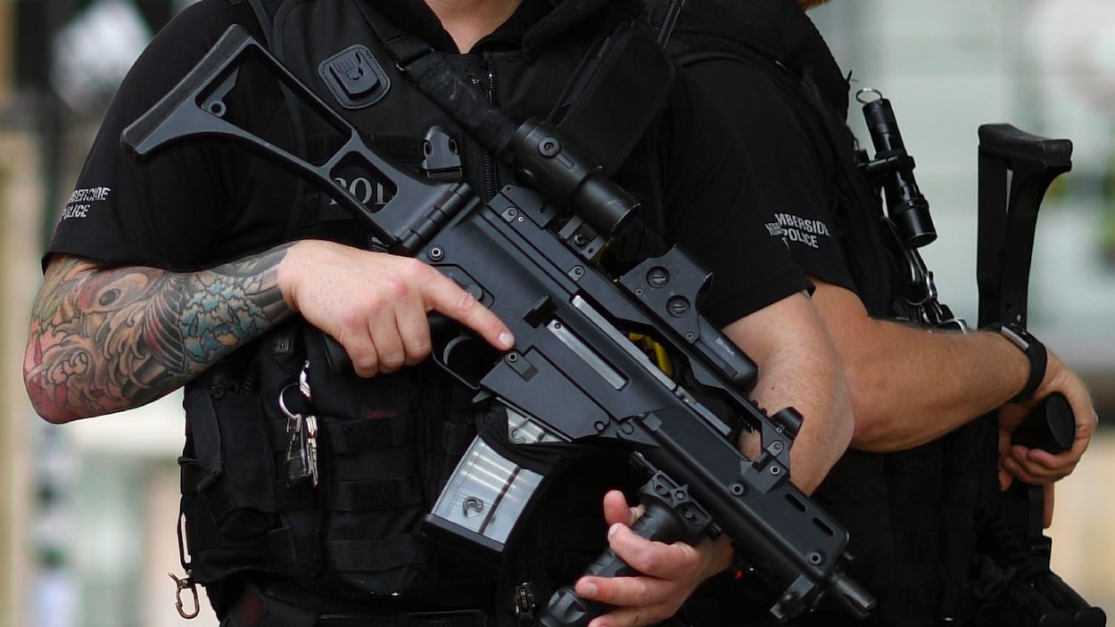 Rien n'empêche un corps de police québécois de patrouiller avec des fusils d'assaut à la main, comme on peut le voir en Europe. Rien n'empêche un corps de police québécois de patrouiller avec des fusils d'assaut à la main, comme on peut le voir en Europe.