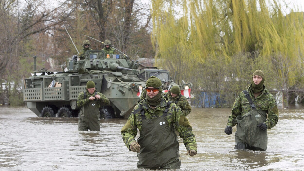 Des militaires sont à l'oeuvre dans la municipalité de Deux-Montagnes, qui a déclaré l'état d'urgence lundi. Des militaires sont à l'oeuvre dans la municipalité de Deux-Montagnes, qui a déclaré l'état d'urgence lundi.