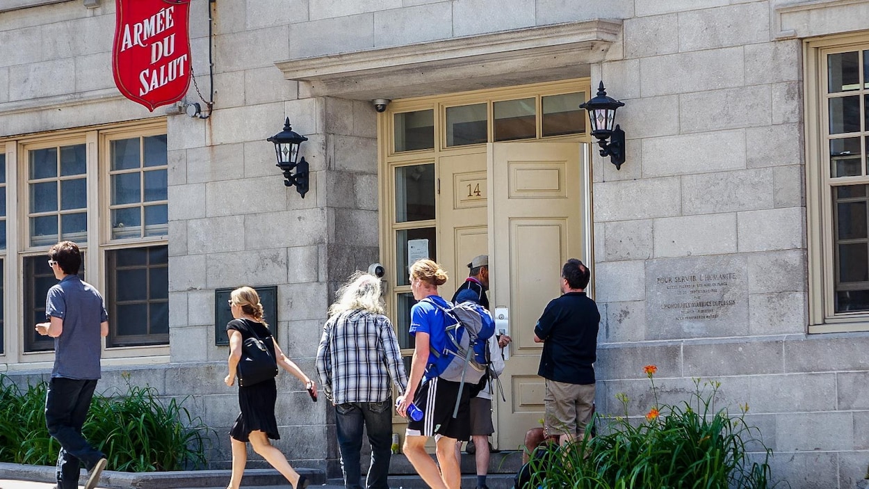 Des hommes font le pied de grue devant le refuge de l'Armée du Salut à Québec Des hommes font le pied de grue devant le refuge de l'Armée du Salut à Québec